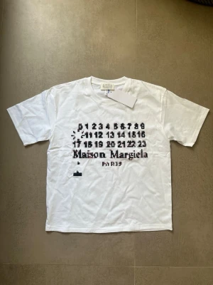 Maison Margiela t-shirt  - Helt ny Maison Margiela t-shirt. Kom privat för fler frågor!
