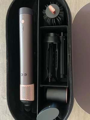 Dyson Airwrap Co-anda 2x Complete Long – Jasper Plum – Som ny - Säljer min Dyson Airwrap Co-anda 2x i färgen Jasper Plum. Den är i mycket fint skick och fungerar felfritt. Säljs eftersom den används för sällan. Ingår: Dyson Airwrap Co-anda 2x Originalförvaringsetui Samtliga tillbehör enligt bilder Rengjord och redo att användas. Perfekt för dig som vill skapa lockar, vågor, volym eller ett slätt resultat med luft istället för extrem värme.