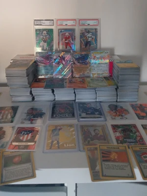 Stor samling samlarkort Pokémon & sport - Säljer en stor samling samlarkort med blandning av Pokémonkort och sportkort, inklusive fotboll och amerikansk fotboll. Flera kort är holografiska och några är graderade i plastskydd. Perfekt för dig som gillar att samla eller byta kort!
