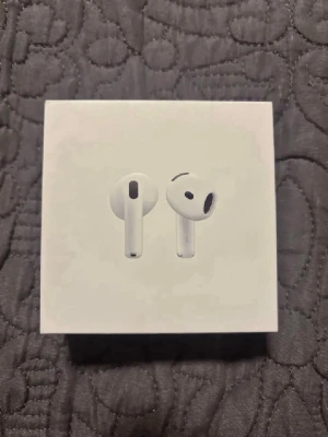 Airpods Gen 3 trådlösa hörlurar  - Snygga trådlösa in-ear hörlurar i vit färg med laddningsetui. Smidig och modern design som passar perfekt i fickan. Hörlurarna har touchkontroller och laddas enkelt i det medföljande etuiet. Perfekta för musik, poddar och samtal på språng.