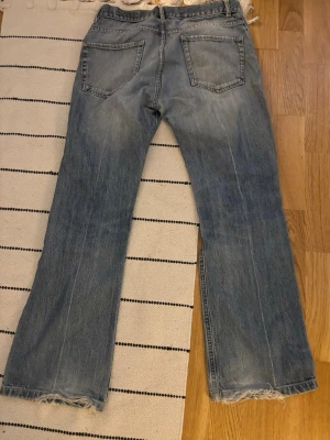 Loose bootcut vintage jeans - Bootcut jeans från emilio med liten slitning och dunder wash, as feta och sitter snyggt dessa är 30 x 30 men kan passa w31 L30