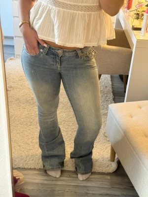 Ljusblå True Religion. - Säljer mina ljusblå true religon jeans i storlek 26. Rätt slitna nere vid benen.💕