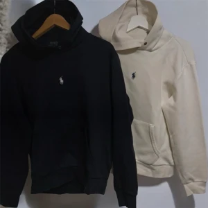 2x Polo Ralph Lauren Hoodie - Tjena, säljer dessa tvă väldigt snygga hoodie från Polo Ralph Lauren med logga i mitten. Den ena är navy blue och den andra är vit. Båda är storlek M men sitter mer som S/M. Dock saknar snören. Skriv gärna vid intresse!