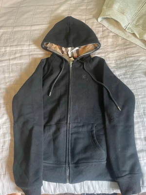 Burberry tröja - Säljer en svart burberry tröja storlek M den är ny köpt.