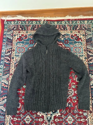 Mörkgrå stickad hoodie med dragkedja - En go kabelstickad hoodie. 