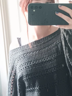 off shoulder tröja - Mörkgrön stickad tröja med virkat mönster och bred halsringning som kan bäras off shoulder. Tröjan har ett luftigt, genombrutet mönster. Varm men luftig tröja. Pris kan diskuteras 💕