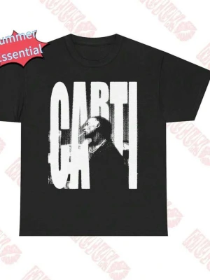 Svart t-shirt med CARTI-tryck - Säljer en svart t-shirt med stort vitt CARTI-tryck och grafiskt motiv på framsidan. Klassisk rund hals och korta ärmar. Perfekt för dig som gillar streetwear och vill sticka ut med en bold design.
