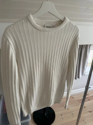 Vit ribbstickad tröja från Kappahl - Snygg vit ribbstickad tröja från Kappahl i storlek XS. Tröjan har rund halsringning, långa ärmar och en klassisk rak passform. Perfekt basplagg som är lätt att matcha till olika outfits.