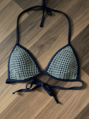 Bikini - Köpt secondhand så vet inte vart den är ifrån. Snygg, strandig bikini med nät detalj på. Storlek S. 