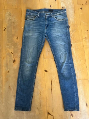 Tiger of Sweden jeans - Feta jeans från tiger of sweden. Nypris: 1600 kr  Skick: 7/10 allt perfekt förutom att det håller på att bli ett hål vid skrevet, men går enkelt att lösa hos en skräddare för någon hundring.  Säljer pågrund av att jag inte har tid att fixa de och därmed det låga priset.  Skriv vid någon form av frågor!