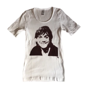 Iggy Pop band tröja/ graphic tee/ T-shirt med tryck, rock/ punk/ 60tal/ 70tal/ 70s/ 60s - Unik handtryckt Iggy pop T-shirt! 100% bomull  (Obs! Finns en färgfläck utanför trycket på nedre vänster sida, se bild)