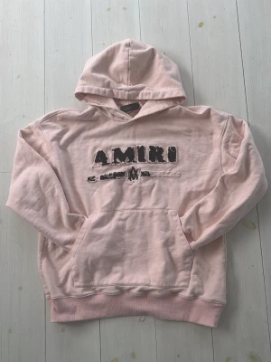Amiri hoodie - Säljer nu denna riktigt snygga amiri hoodie!! Säljer den då den var lite för stor för mig tyvärr. Riktigt fet och passar till allt, lite unik också med att den är rosa men gör den bara ännu snyggare!! Skriv vid funderingar eller frågor🤝✅