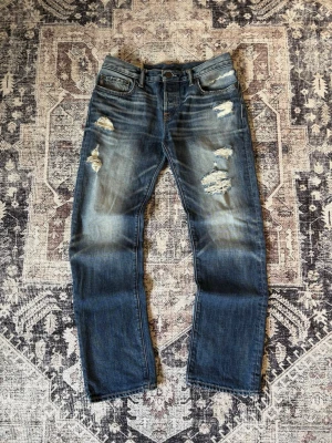 Abercrombie & fitch jeans ~ vintage  - Abercrombie & Fitch jeans | st 30/30 | Snygga jeans med slitna detaljer. Rekommenderad längd 168–178 cm. Sällsynt och eftertraktad vintage modell som produceras ej längre och går knappt att få tag på. Vintage 2000’s modell. Perfekt nu till sensommaren/hösten 🏄 Kan även gå ner lite i pris vid snabb affär!
