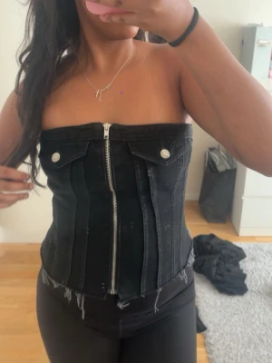 Zara topp - säljer denna snygga toppen i storlek M men ska va ärlig me att jag har storlek S och den sitter perfekt på mig. 