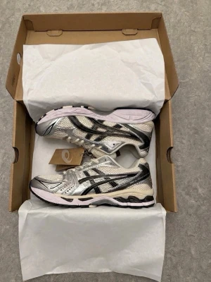 Asic Gel kayano 14 - Säljer ett par Asics Gel-Kayano 14 i riktigt fint skick för 899 kr. Originalpris ligger på 2000kr, säljer dom bara för att rensa lite hemma och behöver bli av med dem snabbt. Skorna är väldigt sköna, sitter perfekt på fötterna och passar till typ alla outfits. Priset är diskuterbart vid snabb affär 