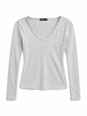 Ljusgrå ribbad långärmad topp - Snygg ljusgrå långärmad topp med v-ringning och ribbad struktur. Perfekt att styla till jeans eller kjol för en clean och enkel look. Skön passform och mjukt material.