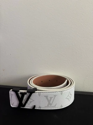 Vitt bälte med monogram - Snyggt vitt bälte från Zara