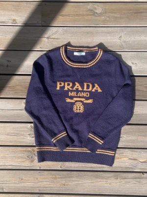 Prada tröja - En sjukt snygg Prada tröja! Storlek s-m (kvinnor). Inga defekter.  Oklart om tröjan är fejk (köpt på secondhand). Hör av er vid intresse!