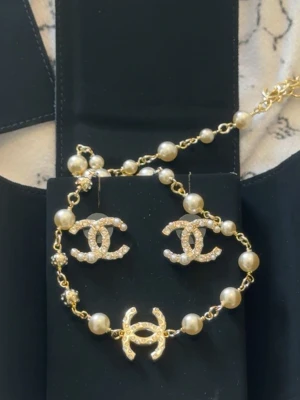  Lyxigt set - Örhängen + halsband.