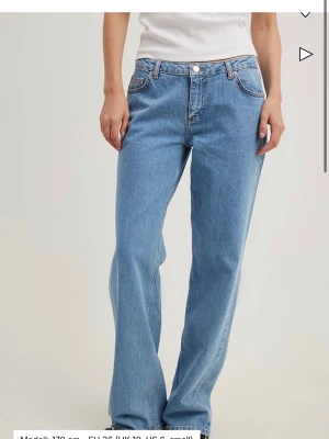Ljusblå raka jeans med låg midja - Säljer ett par jättefina ljusblå jeans med låg midja och raka ben. Har aldrig använt!!