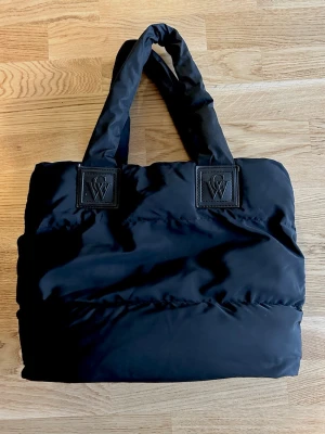 Svart puffig shoppingväska - En svart, puffig shoppingväska från Carin Wester i vadderat material. Nyskick. Ca 50x35 cm.