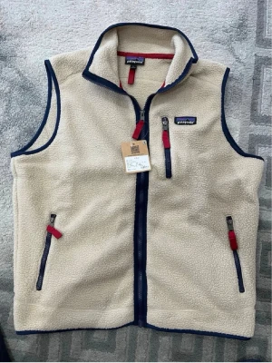 Beige fleeceväst från Patagonia - Hej, säljer en helt ny väst från Patagonien, färg Beige och i storlek M, som sagt helt ny med tagg, fraktas samma dag som köpt 📦