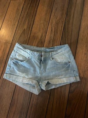 Lågmidjade shorts  - Lågmidjade ljusblåa shorts från HM❤️