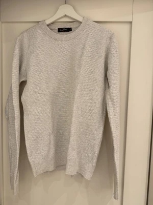 Stickad tröja  - Säljer denna stickade tröjan då jag inte använder den längre tveka inte att höra av er vid frågor 