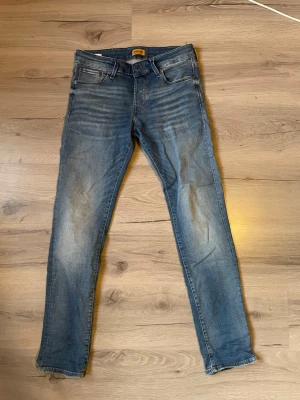 Jack and Jones Glenn  - Tja, säljer dessa jack and Jones slim fit Glenn jeansen, pga blivit försmå. Jeansen är riktigt fint skick med inga defekter alls. De är storlek w31-l32, pris: 349, ej hugget i sten, skriv för minsta fundering!