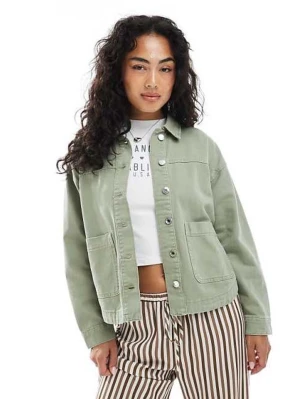 Ljusgrön overshirt med fickor - Stilren ljusgrön overshirt i bomull med raka linjer och två stora framfickor. Klassisk krage och knäppning med silverfärgade knappar. Perfekt att bära öppen eller stängd för en avslappnad look.