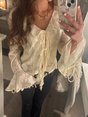  Beige/off white blus med volanger från Gina - Säljer en superfin blus från Gina tricot i storlek 36💕