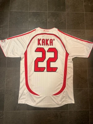 Ricardo Kaka #22 AC Milan 2006/2007  - Säljer en vit AC Milan matchtröja från Adidas med Kaka' och nummer 22 på ryggen. Tröjan har röda och svarta detaljer, klubbmärke och Champions League-finaltryck på bröstet samt Bwin som sponsor. Perfekt för fotbollsfans och samlare. Är L men passar även M.