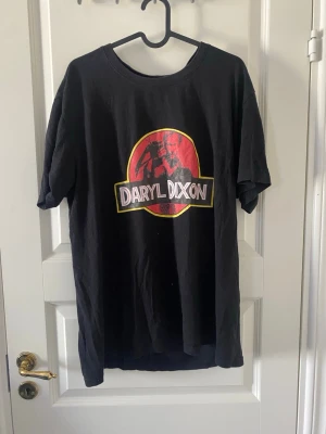 Svart Daryl Dixon t-shirt - Cool svart t-shirt med stort Daryl Dixon-tryck