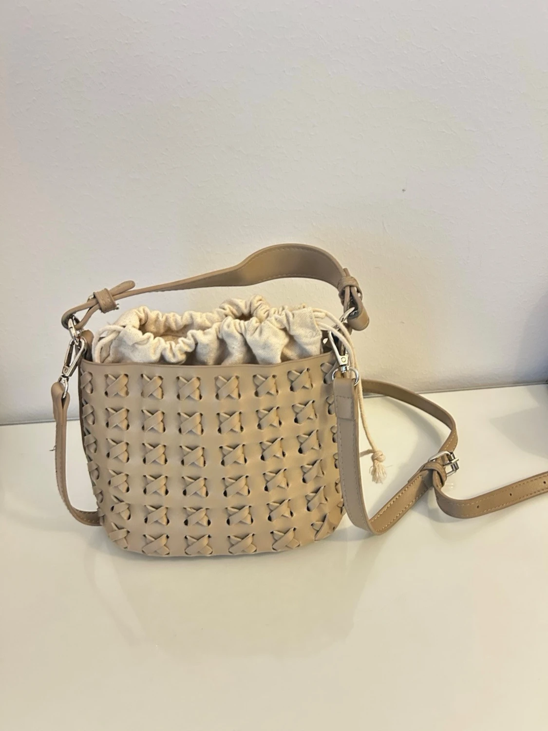 Beige flätad handväska med axelrem - 1