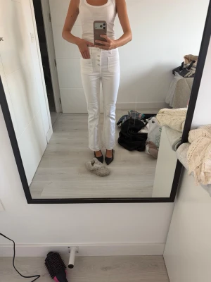 Vita high waist jeans med knappar - Säljer ett par vita high waist utsvängda jeans  och knäppning framtill. Dme är lote korta för mog son rä 170 men för mgpm som är 160 cm tror jag att dem skulle passa mycket bättre🥰