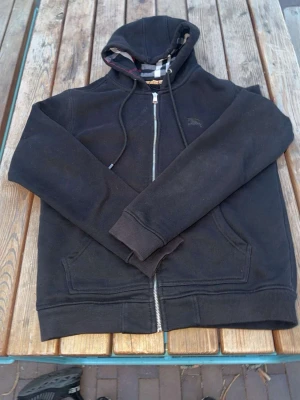 BURRBERY TRÖJA -  Säljer en Burberry tröja. Mycket fin kvalitet. Det står att det är storlek M men det passar inte så bra så jag skulle säga att det är storlek. S pris kan du diskuteras