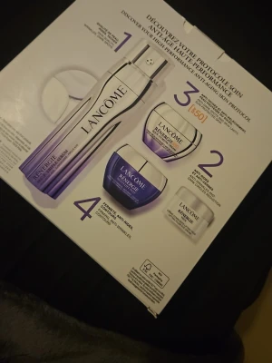 Lancôme Rénergie hudvårdsset - Säljer ett exklusivt hudvårdsset från Lancôme med fyra produkter ur Rénergie-serien. Setet innehåller serum, dagkräm, nattkräm och ögonkräm i snygga lila och silverfärgade förpackningar. Perfekt för dig som vill boosta din hudvårdsrutin med anti-age-effekt.