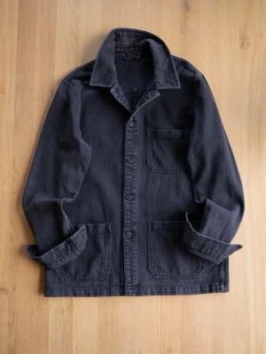 Vintage Washed Black Chore Jacket, size M - Stilren svart overshirt i mjuk manchester med tre framfickor och knäppning framtill. Klassisk krage och avslappnad passform, perfekt att bära över en t-shirt eller hoodie. Tidlös design som funkar till många olika stilar.