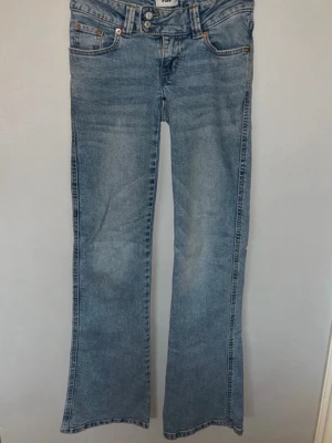Jeans - Utsvängda jeans med låg midja och broderier på fickorna. Modell: Paris Embroidery från Lager 157. Aldrig använda.