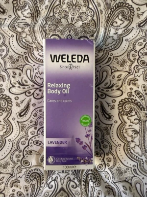 Weleda Relaxing Body Oil Lavendel - Weleda Relaxing Body Oil med lavendel är en kroppsolja som lugnar och vårdar huden. Kommer i en grön glasflaska med pump och har en lila etikett. Innehåller 100 ml och är certifierad naturlig hudvård. Perfekt för dig som vill ha en avslappnande doft och mjuk hud. Ny, säljer då jag redan har.