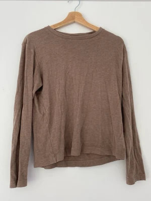 Ljusbrun sweatshirt från Uniqlo - En enkel och stilren ljusbrun sweatshirt från Uniqlo i storlek M🫶 Skrynklig på bilden men i bra skick!