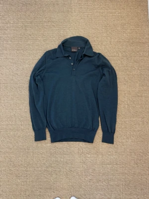 Oscar Jacobsson Långärmad pike - Långärmad Pike från Oscar Jacobsson - Storlek S sitter som XS - Skick 9/10 - 100% Merino ull - Gjord i Italien