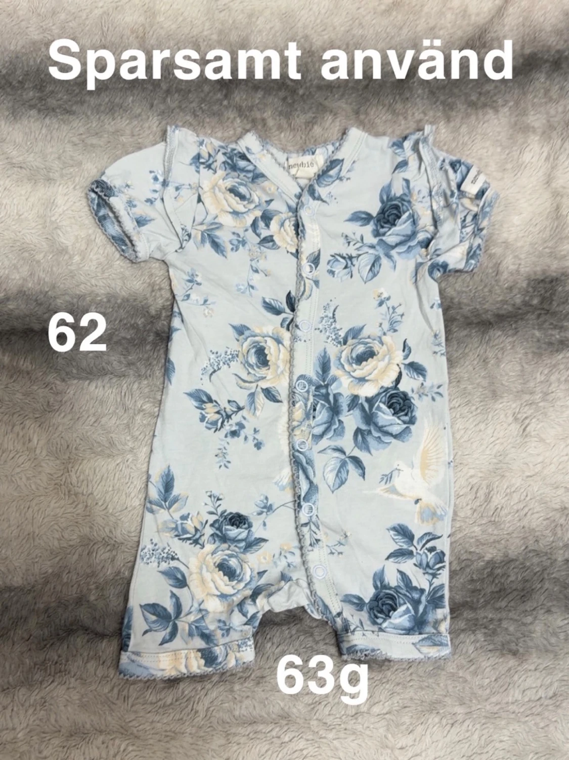 Blommig baby-pyjamas kort ärm