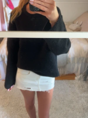 Vit kort jeanskjol  - Säljer en minikjol i vitt med slitningar. Skitsnygg att ha till sommaren!! priset går att diskutera💕💕skriv om ni har frågor om mått osv