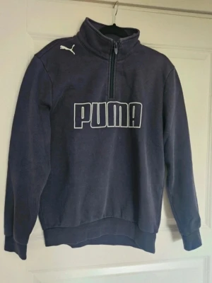 Puma Tröja XS - Puma sweatshirt med half zip  Säljer en sweatshirt från Puma med stor logga framtill och vit puma på axeln. Tröjan har half zip, hög krage och långa ärmar. Tillverkad i mjuk bomullsmix, perfekt för chill eller träning.  Kan även hämtas I Partille  E1