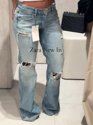 Ljusblå jeans från Zara - Säljer ljusblå jeans från Zara i storlek 32. Oanvända❤️
