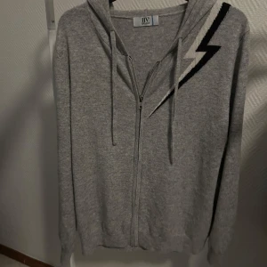 Bvaldi zip - Säljer min gråa kash/merinoull zip tröja från bvaldi i storlek S bra skick i allmänt men dragkedjan är lite seg och ett litet hål i nacken men märks inte med den på. Bara att skriva vid eventuella frågor!