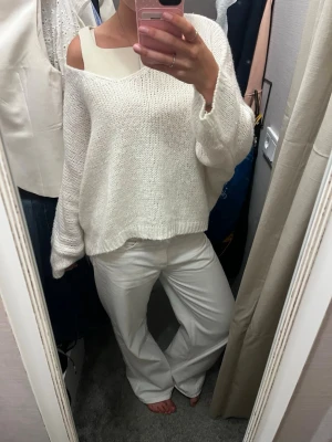Vit oversized stickad tröja - Säljer en vit, oversized stickad tröja med bred halsringning och långa ärmar. Jätteskönt material. Perfekt för en chill och trendig look.