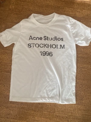 T-shirt från Acne Studios  - Fin tröja, ganska ordentligt tvättad så har blivit lite tunnare än den först var. Tvättlappar bortklippta. Storlek S
