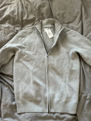 Oanvänd Grå fullzip från bläck.  - Oanvänd fullzip från bläck. Nypris runt 800kr